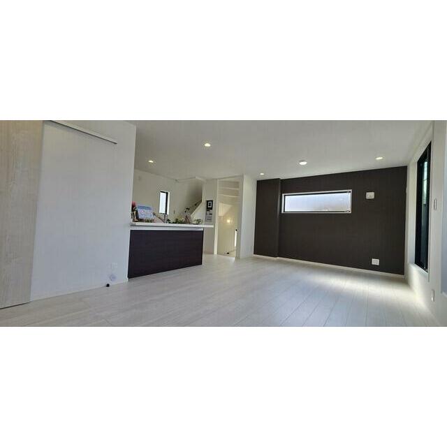 リビングはファッションを楽しむようにラグや家具とコーディネートしたい（1号棟）