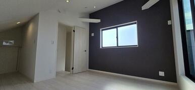 モダンなアクセントクロス採用で壁も一つのインテリア（1号棟）