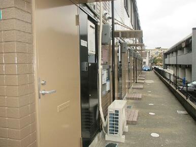 共用部分は清掃業者が清掃しています。