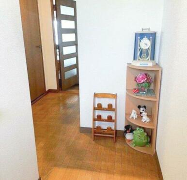 玄関から各部屋へとつながる廊下はゆったりとした幅があり、家具や小物を飾って自分好みの空間演出が楽し