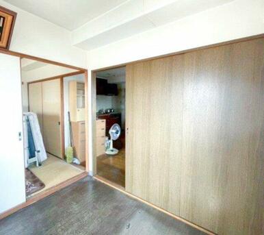 バルコニーに接しているお部屋は開放感たっぷりで、家族のくつろぎ空間や来客用としても活躍。南向きの大き