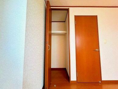 「２階北東側居室収納」お部屋をすっきりと保つために重宝する使いやすいクローゼットです。