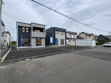 1号棟（左）、2号棟（右）