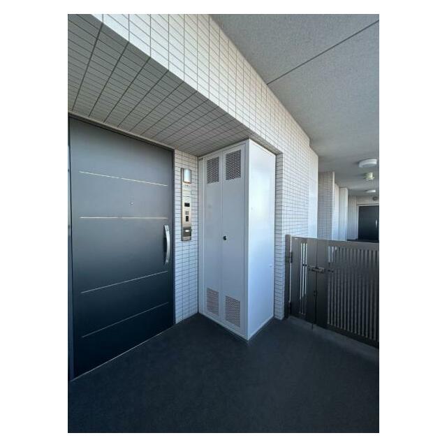 シンプルで落ち着いたデザインの玄関です。