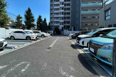 駐車場付きで、マイカー派の方にも安心です。