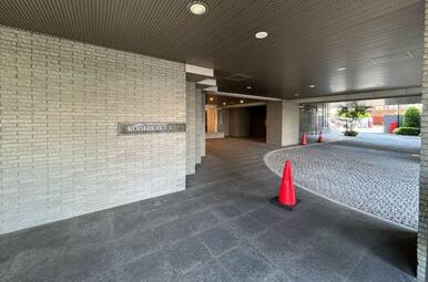 送迎時に効率よく安心な車寄せ。日々の暮らしを豊かにしてくれます。