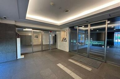 清潔感のある明るいエントランスが、毎日の帰宅を心地よく迎えてくれます。