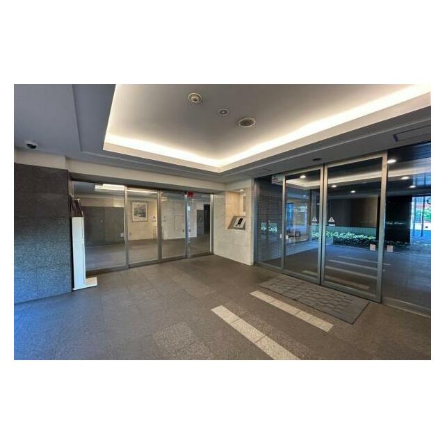 清潔感のある明るいエントランスが、毎日の帰宅を心地よく迎えてくれます。