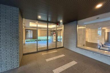 エントランスは、上品で洗練された印象です。