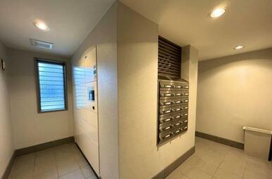 アクティブな生活に不可欠な宅配ボックス完備