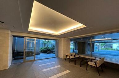 ロビーにはソファとローテーブルがあり、休憩スペースとして利用可能です。