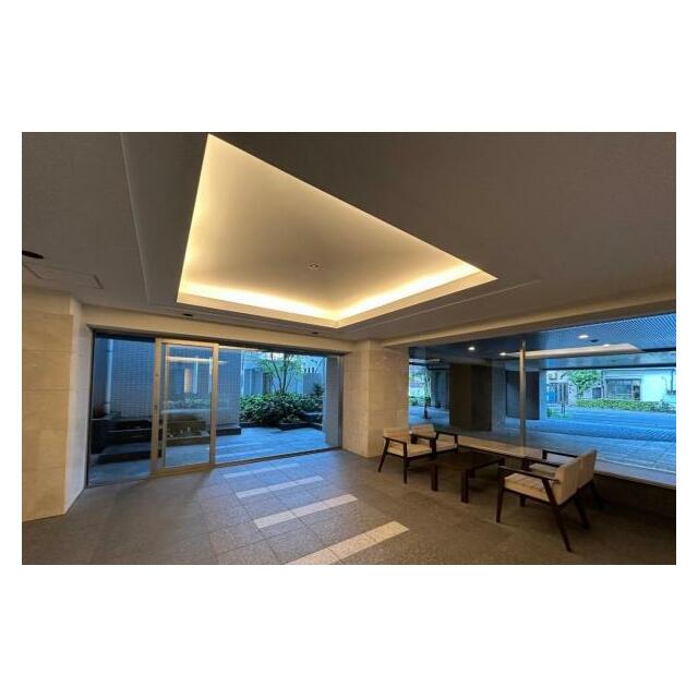 ロビーにはソファとローテーブルがあり、休憩スペースとして利用可能です。