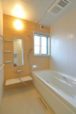 浴室は１坪以上でゆったりとしています。窓付きなのでお風呂あがりの湿気もこもらず、お掃除も簡単です。