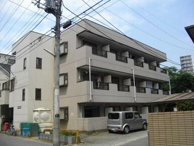鉄骨造り３階建てのマンションです。