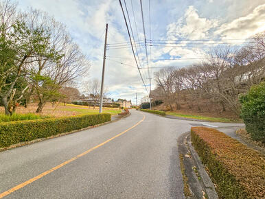 前面道路も広く開放感があります