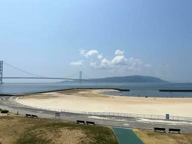 最寄り駅から島と橋とビーチが見渡せます