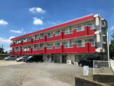 鮮やかな赤が目を引く外観！