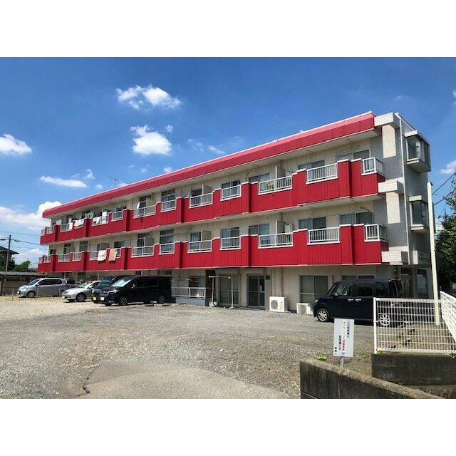 鮮やかな赤が目を引く外観！