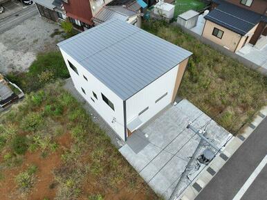 屋根はガルバリウム鋼板立平葺き　太陽光パネルも設置できますね♪