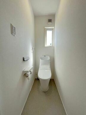 ２階トイレです！トイレットペーパーも２つ設置できるタイプ☆