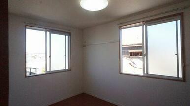 【洋室】大きな窓が付いていて明るい空間です。寝室や子供部屋ｅｔｃ様々な用途にどうぞご利用ください♪