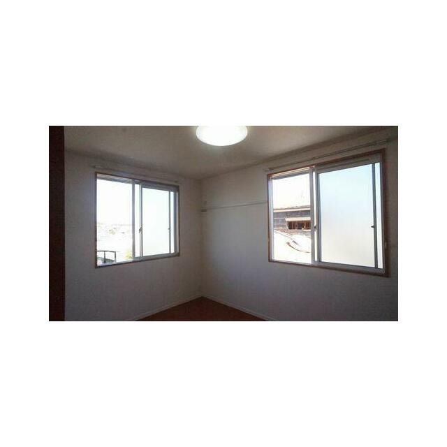 【洋室】大きな窓が付いていて明るい空間です。寝室や子供部屋ｅｔｃ様々な用途にどうぞご利用ください♪
