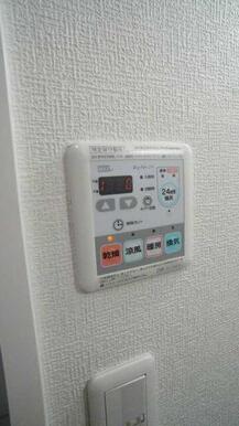 なんと浴室暖房乾燥機もついてます！