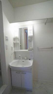 【洗面所】とても便利な洗髪洗面化粧台は今や必須アイテム。上部には収納棚があってとても便利ですよ◎