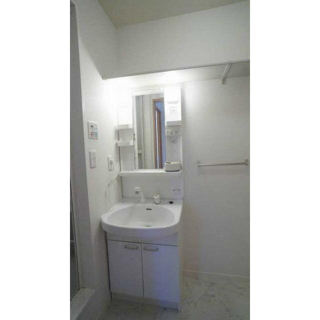 【洗面所】とても便利な洗髪洗面化粧台は今や必須アイテム。上部には収納棚があってとても便利ですよ◎