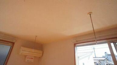 【ホスクリーン】部屋干しに便利な室内物干付きで雨の日や外出時も安心して洗濯物が干せます◎