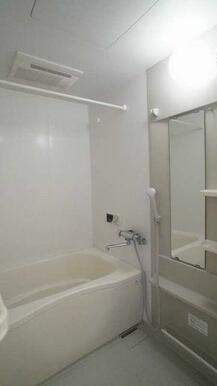 【浴室】１日の終わりは清潔感のある快適な空間で、ゆっくりと疲れを癒してください♪２４時間換気システ…