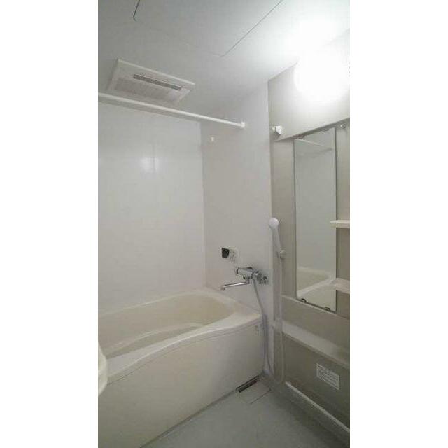 【浴室】１日の終わりは清潔感のある快適な空間で、ゆっくりと疲れを癒してください♪２４時間換気システ…