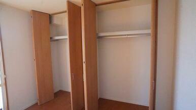 【収納】壁面の収納スペースは大きく扉が開くので、しまってあるものが一目でわかり出し入れも簡単ですよ…