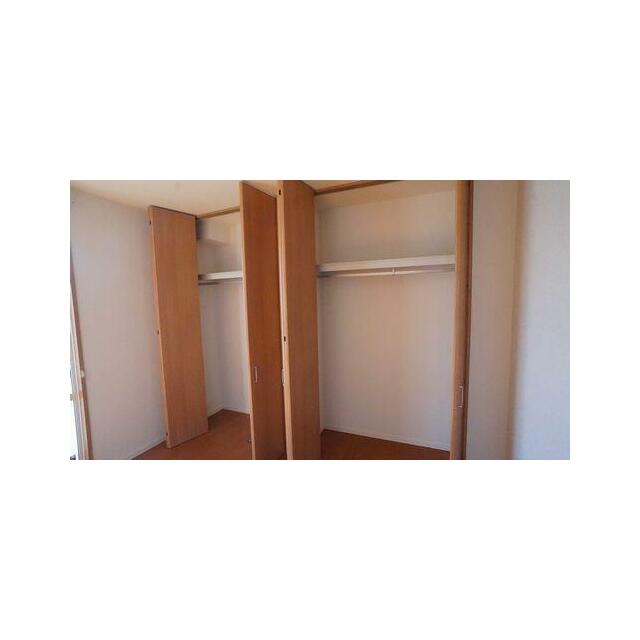 【収納】壁面の収納スペースは大きく扉が開くので、しまってあるものが一目でわかり出し入れも簡単ですよ…