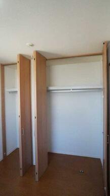 【収納】壁面の収納スペースは大きく扉が開くので、しまってあるものが一目でわかり出し入れも簡単ですよ…