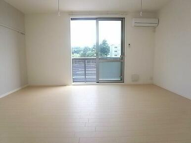 【洋室】南側の大きな掃きだし窓から明るい陽射しがそそぐ快適な空間です◎もちろん冷暖房が付いています…