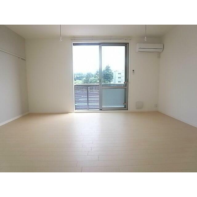 【洋室】南側の大きな掃きだし窓から明るい陽射しがそそぐ快適な空間です◎もちろん冷暖房が付いています…