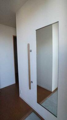 身だしなみチェックもできる全身ミラー付き◎手摺も便利ですよ♪