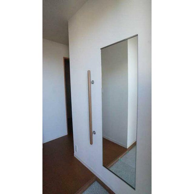 身だしなみチェックもできる全身ミラー付き◎手摺も便利ですよ♪