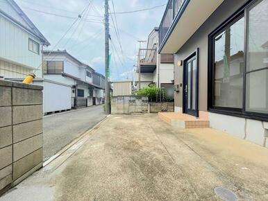 「駐車スペース」横付けで1台駐車可能です。