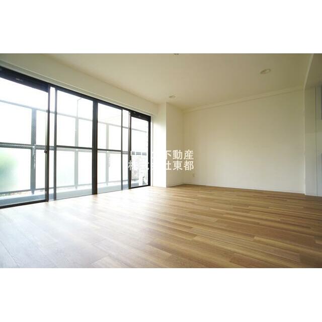 採光性の良い大きな窓で明るい室内です☆