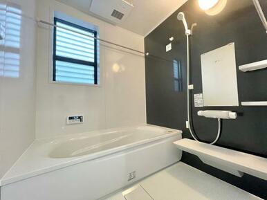ゆったりとくつろげる1.0坪のユニットバス♪浴室換気乾燥暖房機つき！