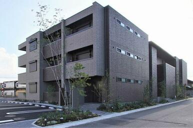 積水ハウス施工　重量鉄骨造３階建ての「シャーメゾン」です。