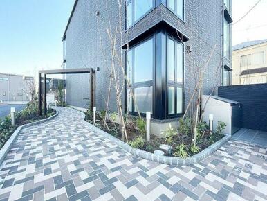 【アプローチ】敷地内の植栽は、時とともに趣を増し、住まう人に心地よい空間を与えます。