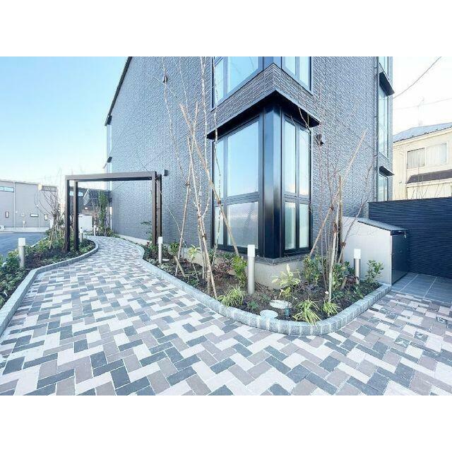 【アプローチ】敷地内の植栽は、時とともに趣を増し、住まう人に心地よい空間を与えます。