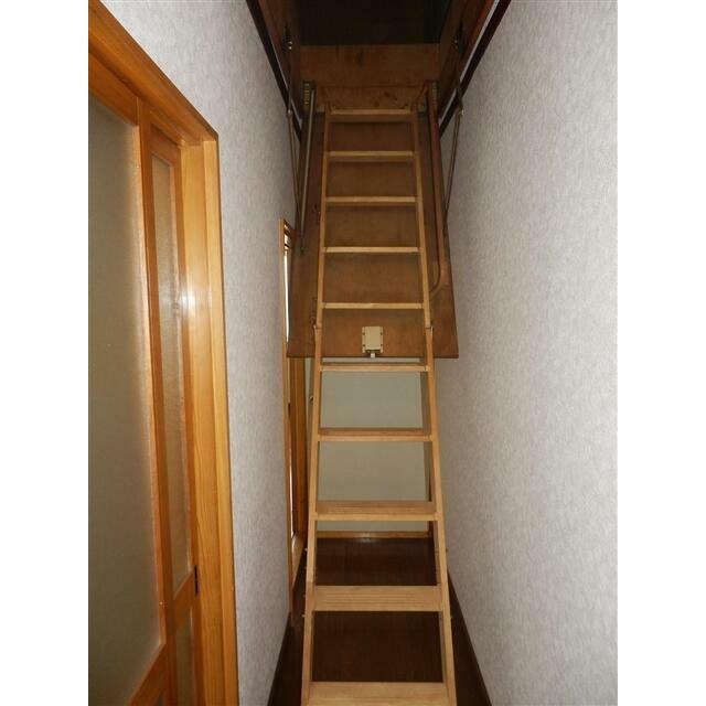 屋根裏への階段