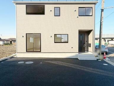 駐車場は並列で3台駐車可能(車種による) 来客時にも対応可能☆