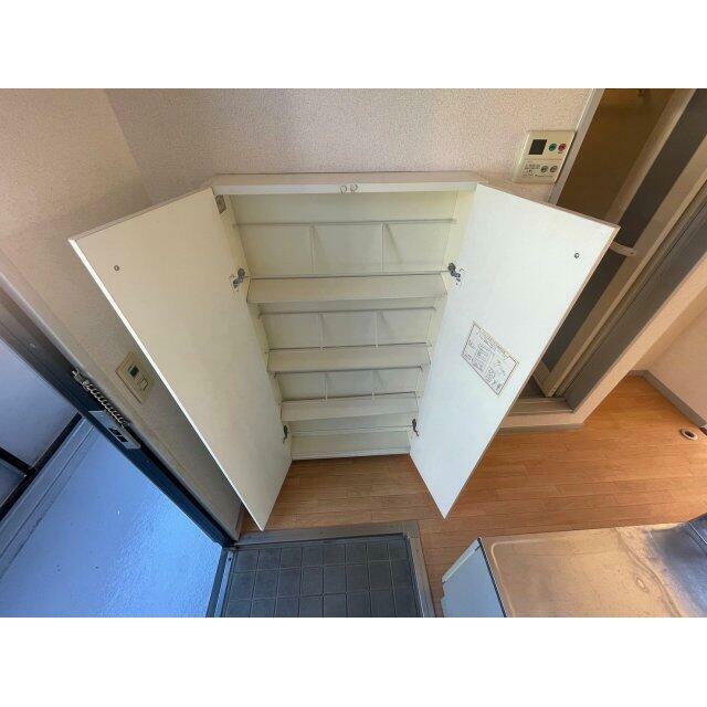 玄関収納があるので玄関を広くご使用いただけます。 ※参照　別室写真※