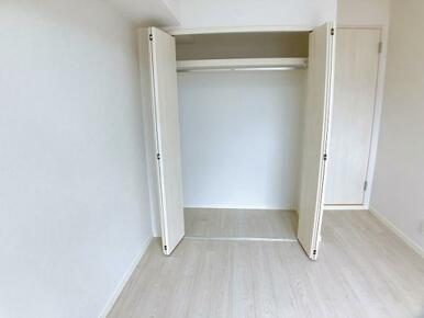 「洋室」各居室に収納スペースがあります。