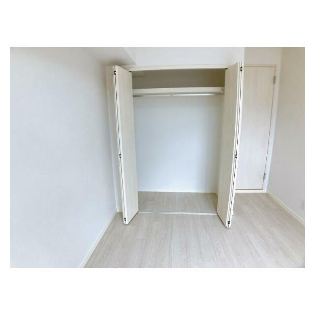 「洋室」各居室に収納スペースがあります。